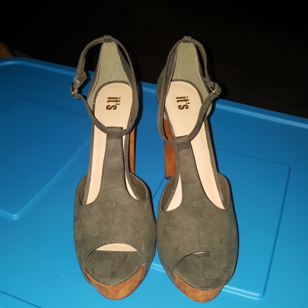NEW SZ11 OLIVE HEELS